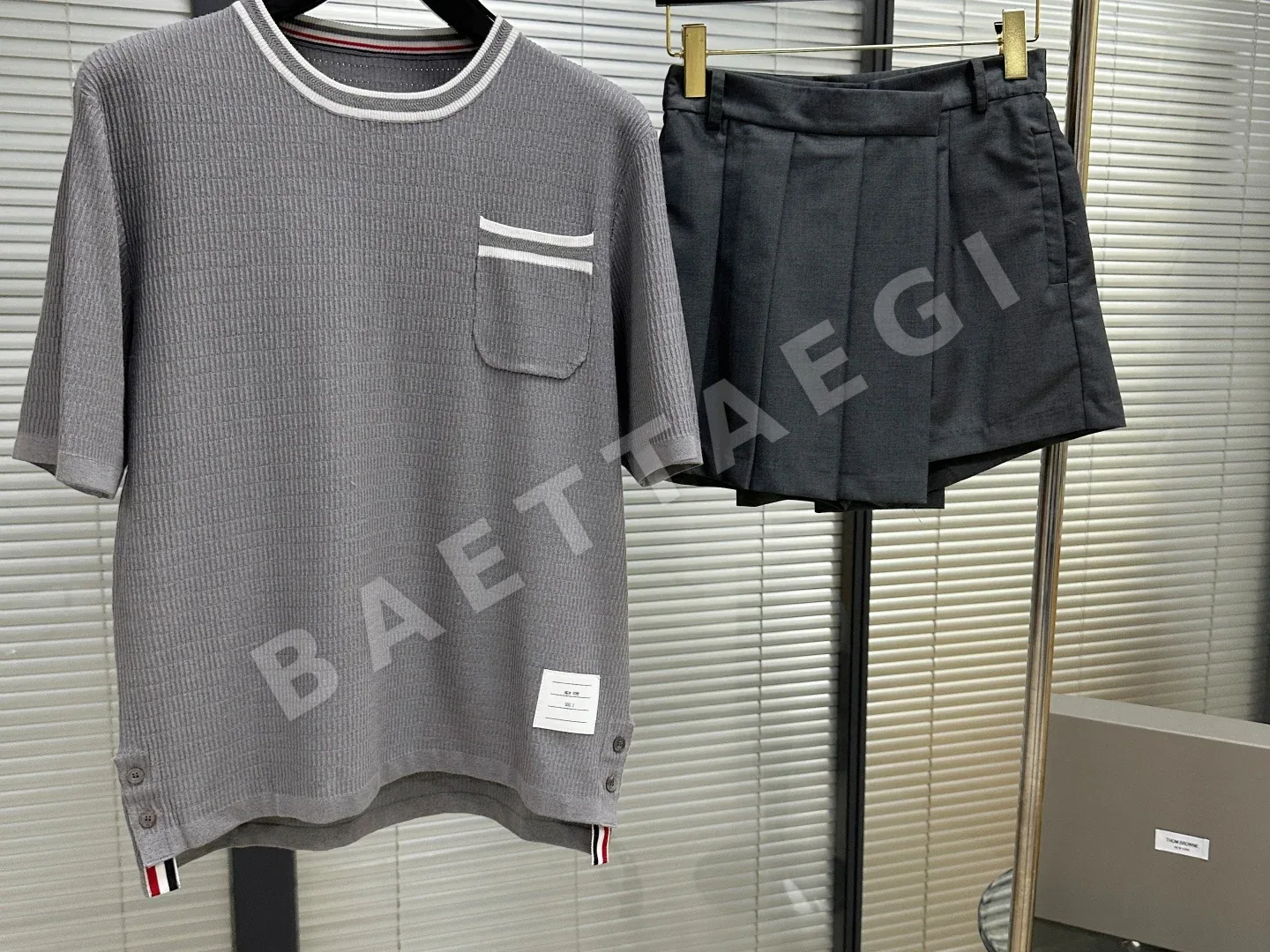 톰브라운 투톤 리브 크루넥 반팔 티셔츠 상세 이미지 2