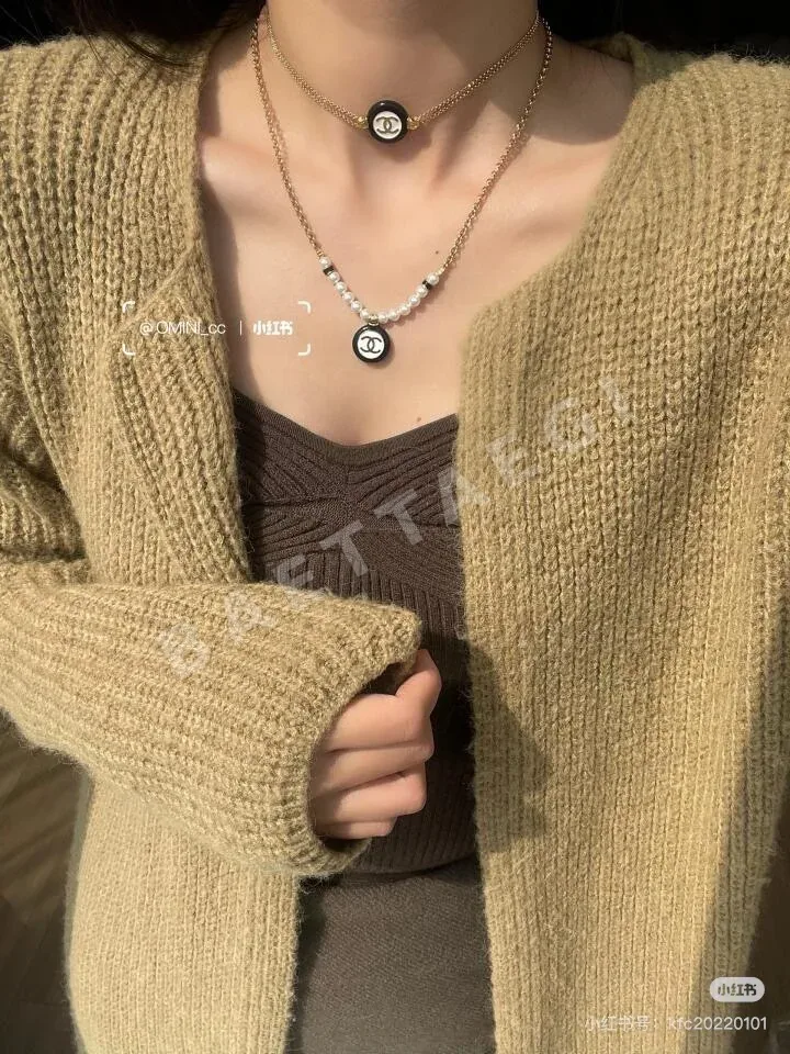 샤넬 블랙&화이트 버튼 라운드 에나멜 귀걸이 상세 이미지 2