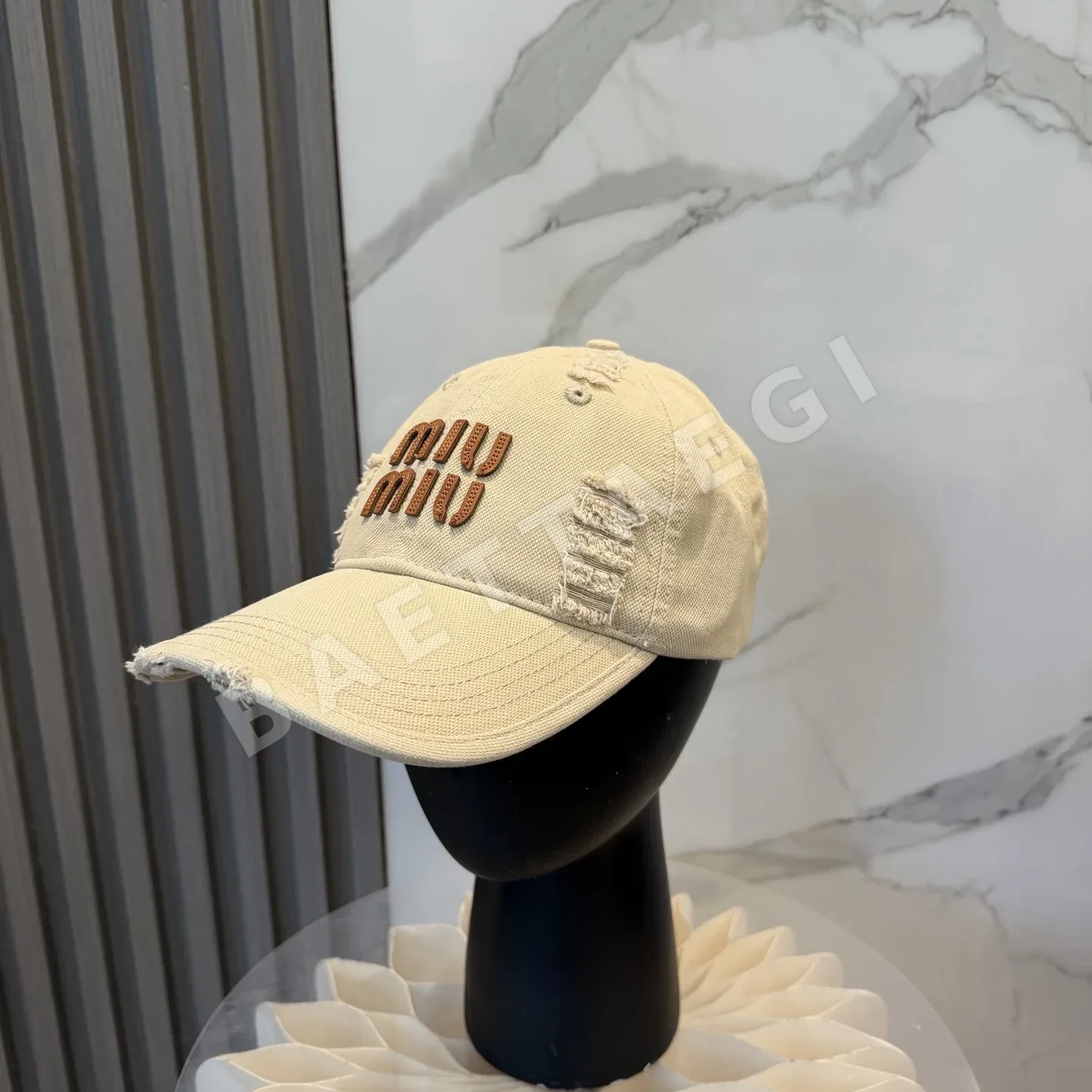 미우미우 찢어진 디자인 베이스볼캡 185781
