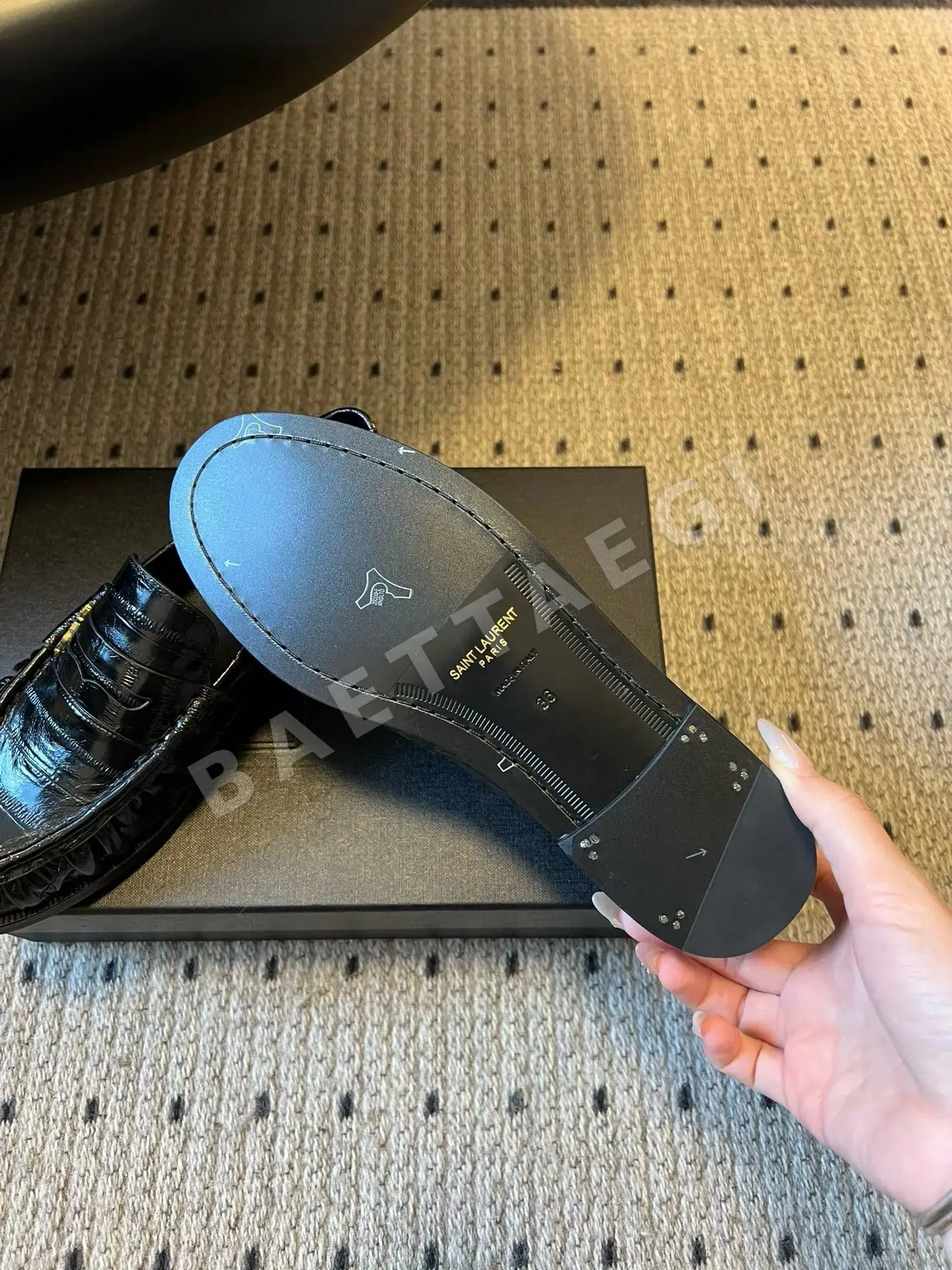 생로랑 메탈릭 YSL 로고 에나멜 로퍼 9380 상세 이미지 4