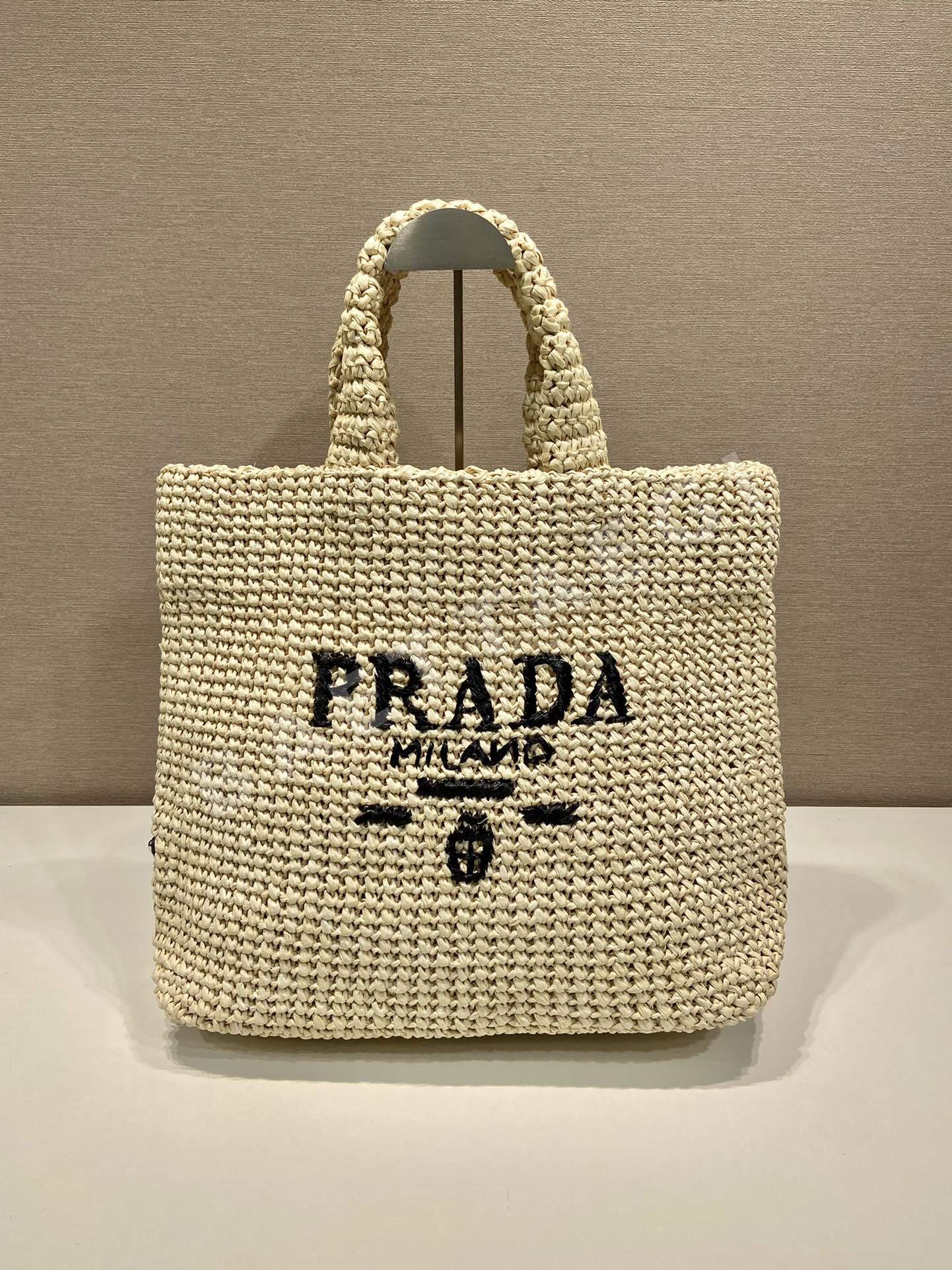 프라다 라피아 수작업 토트백 1BG408