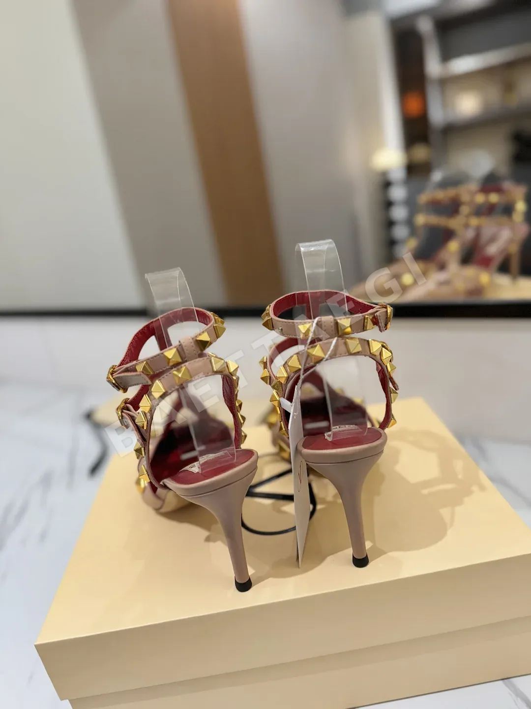 발렌티노 스타디 뾰족버클 스틸레토 힐 9 cm 신발 상세 이미지 8