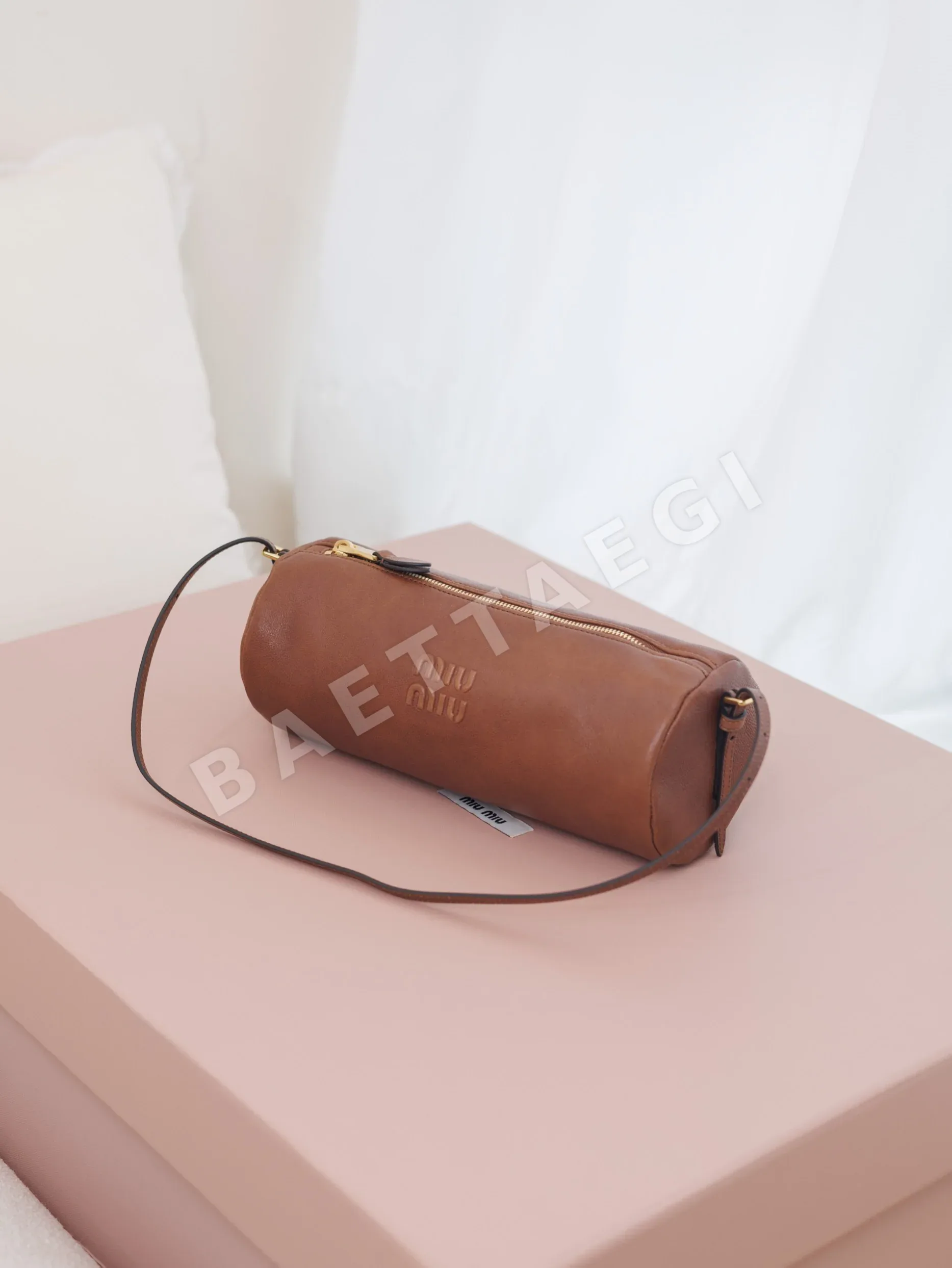 미우미우 오크 램스킨 숄더 파우치 상세 이미지 8
