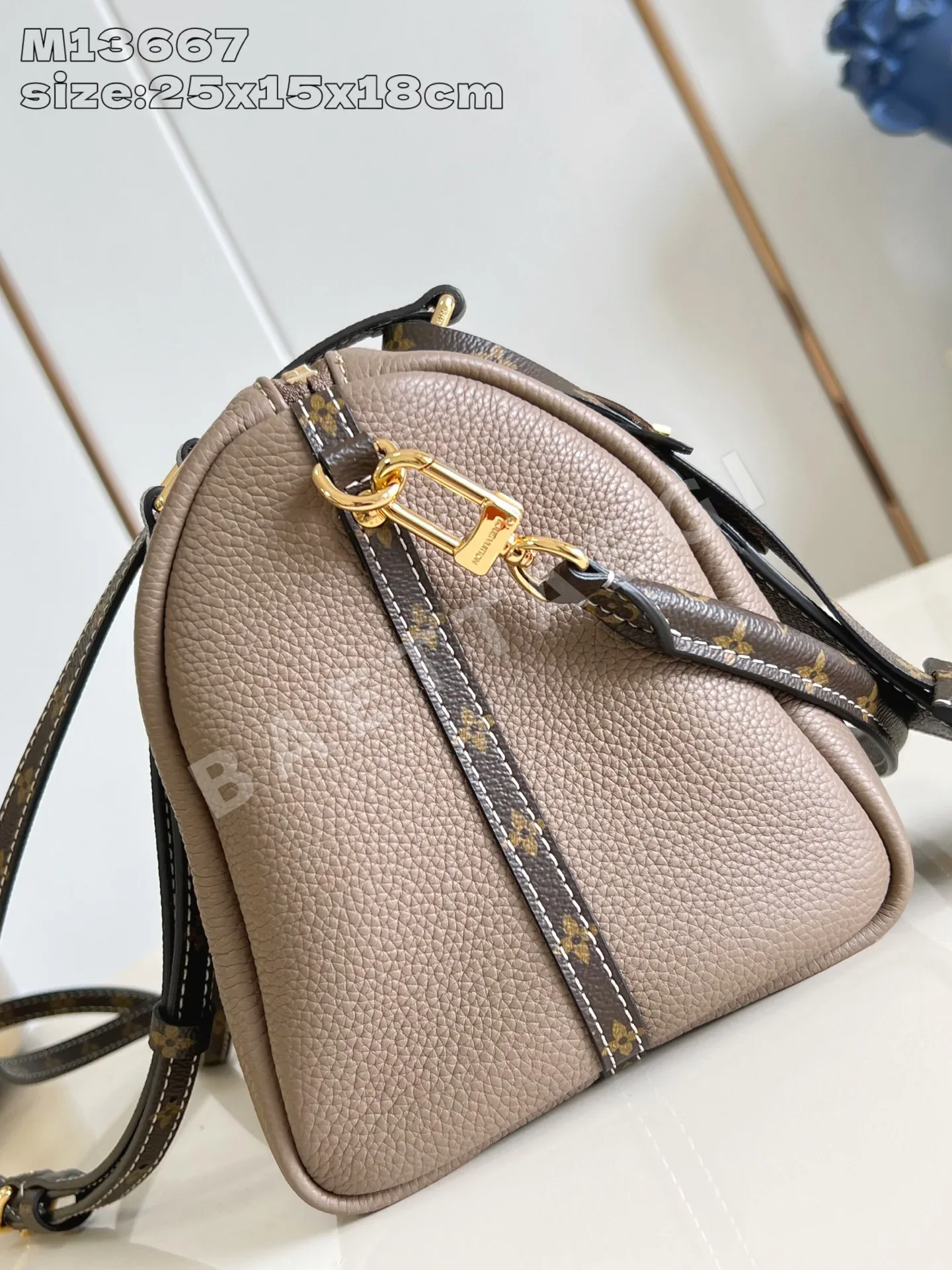 루이비통 M13667 그레이 키폴 핸드백 상세 이미지 4