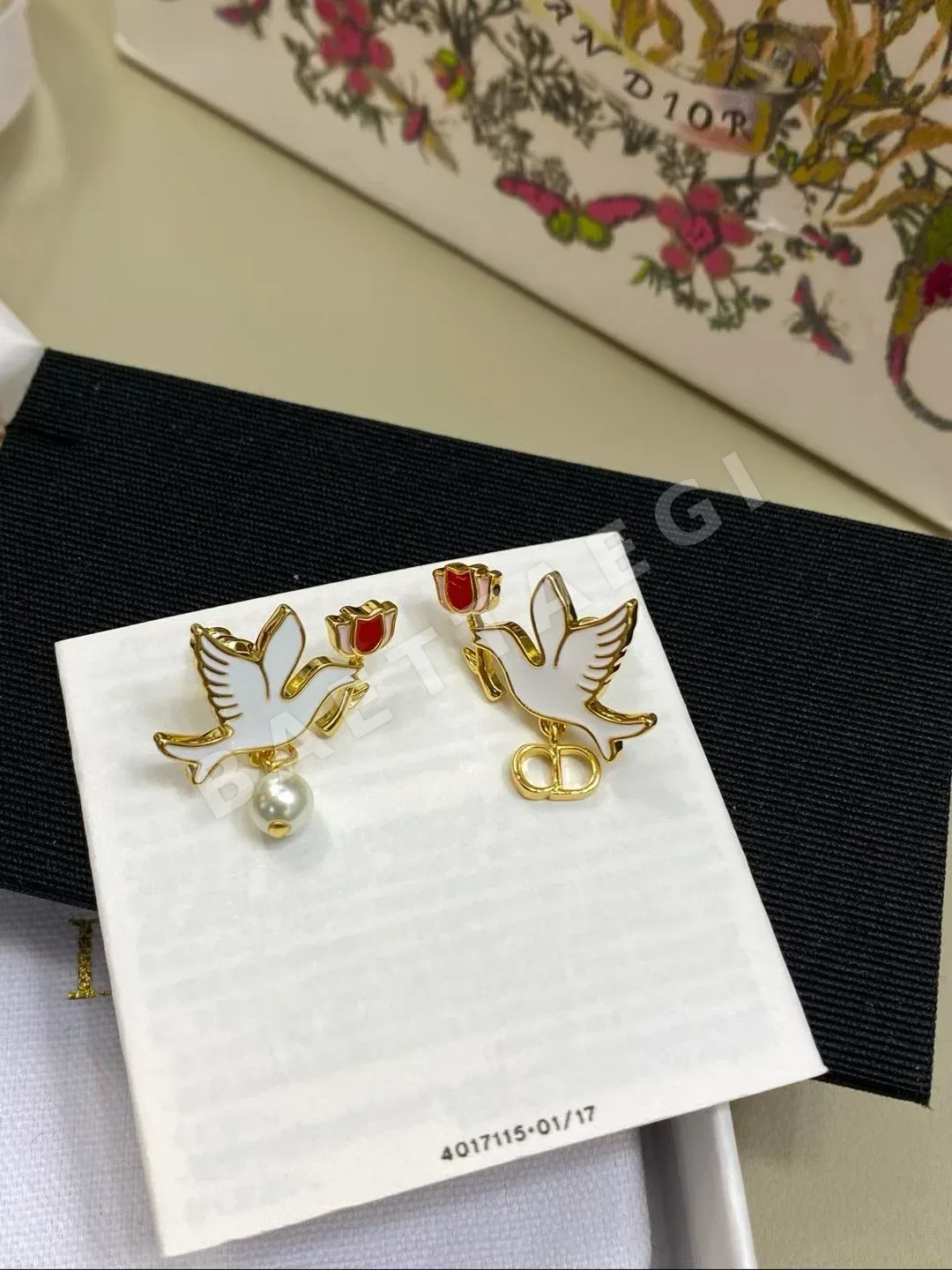 디올 라무르 더브즈&로제즈 비대칭 귀걸이 상세 이미지 6