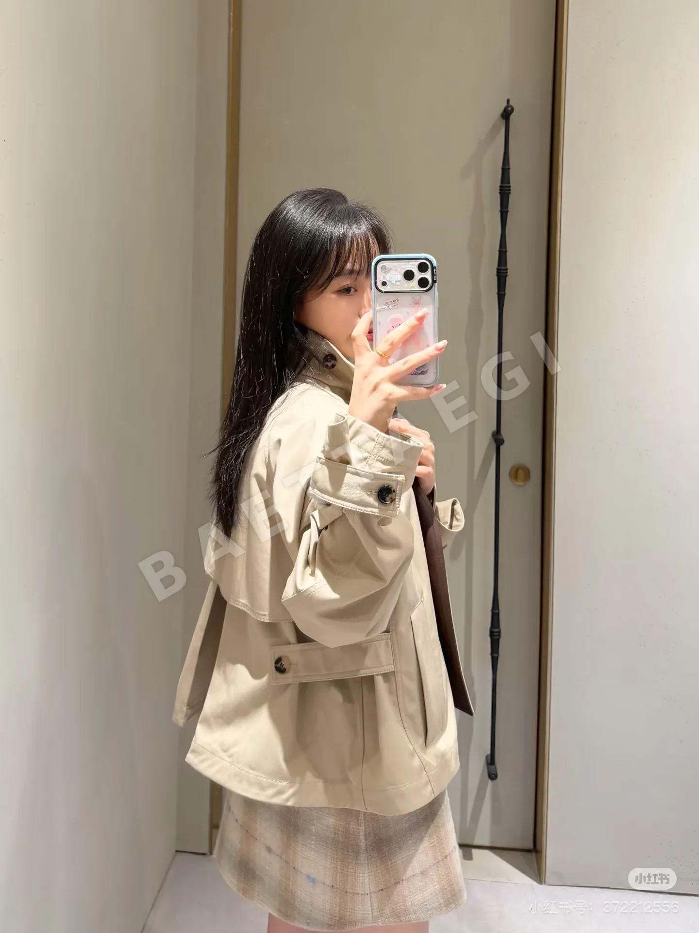 로에베 카키 블록 가죽 벨트 여성 자켓 상세 이미지 4