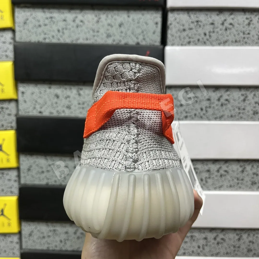 아디다스 [XQ] 이지 부스트 350 V2 FX9017 200787 Adidas Yeezy Boost 350 V2 Tail Light 상세 이미지 4