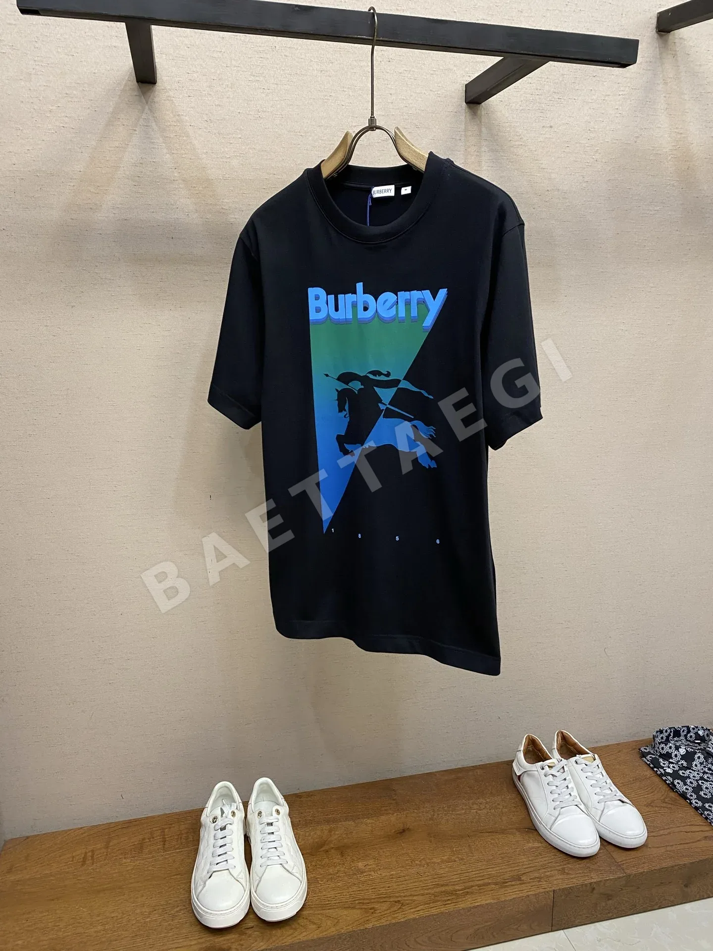 버버리 그라데이션 역삼각형 크루넥 남성 반팔 티셔츠 65759