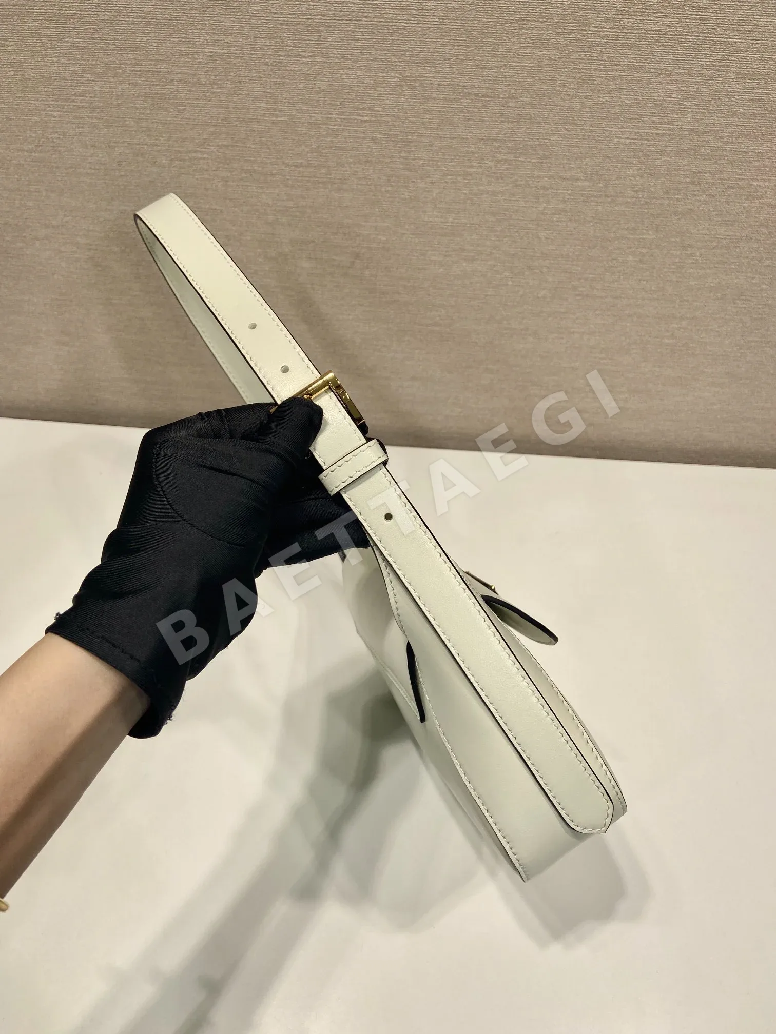 프라다 나파 가죽 숄더백 1BD358 상세 이미지 5