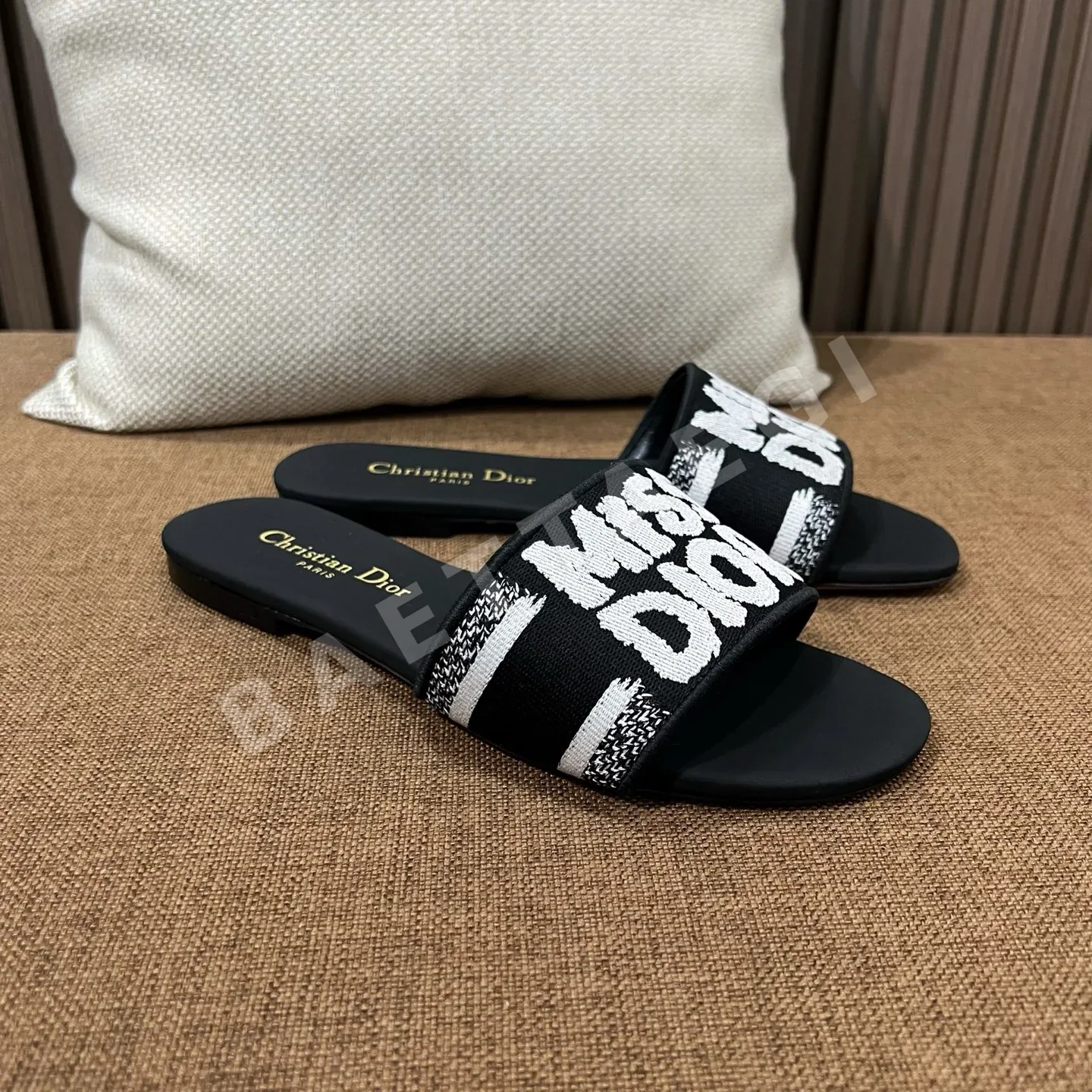 디올 자수 캔버스 샌들 상세 이미지 6