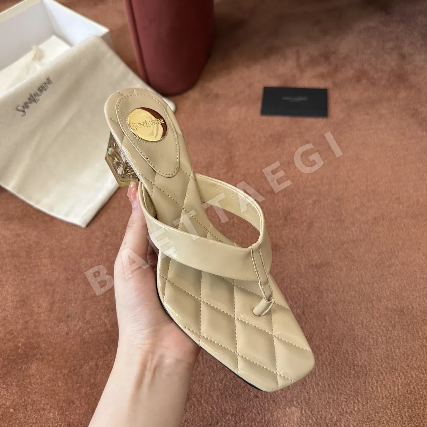 생로랑 퀼팅 페이턴트 금장 메달리온 샌들 힐 뮬 베이지 상세 이미지 3