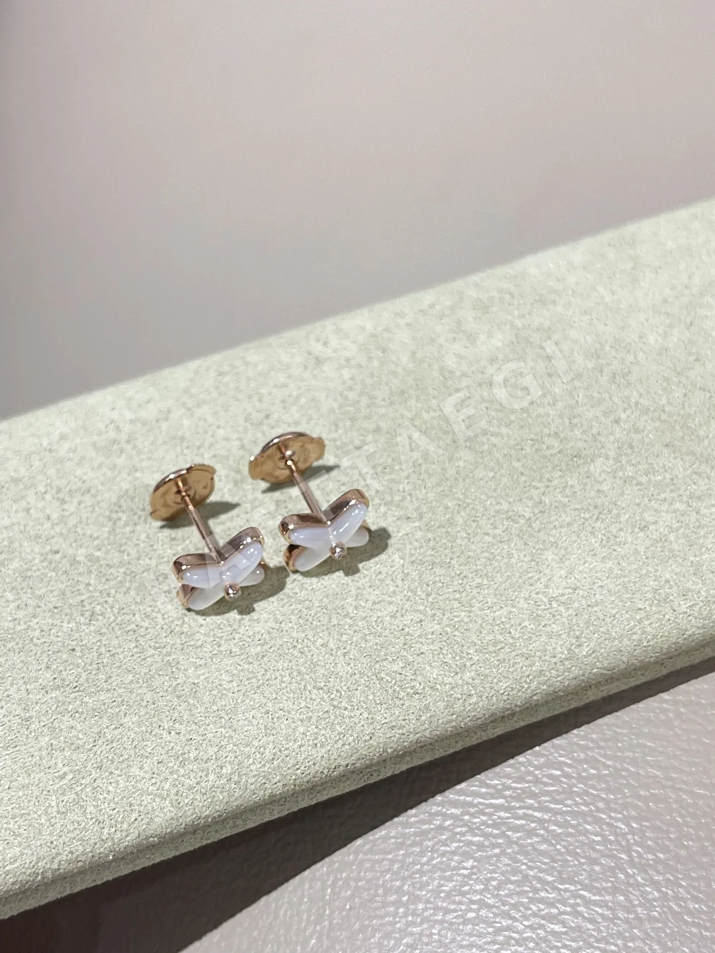쇼메 화이트 셸 귀걸이 69802