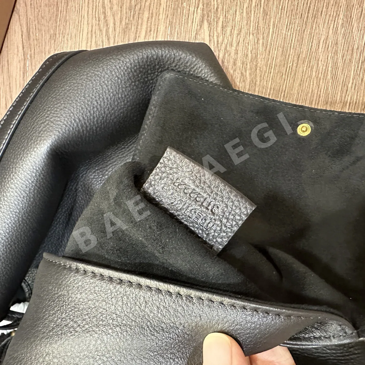 버버리 레트로 체크 소가죽 토트백 상세 이미지 9