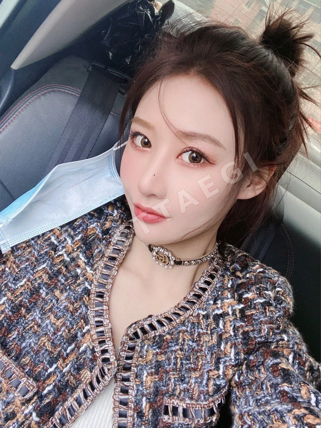 구찌 GG 레터 크리스탈 가죽 초커 목걸이 상세 이미지 4
