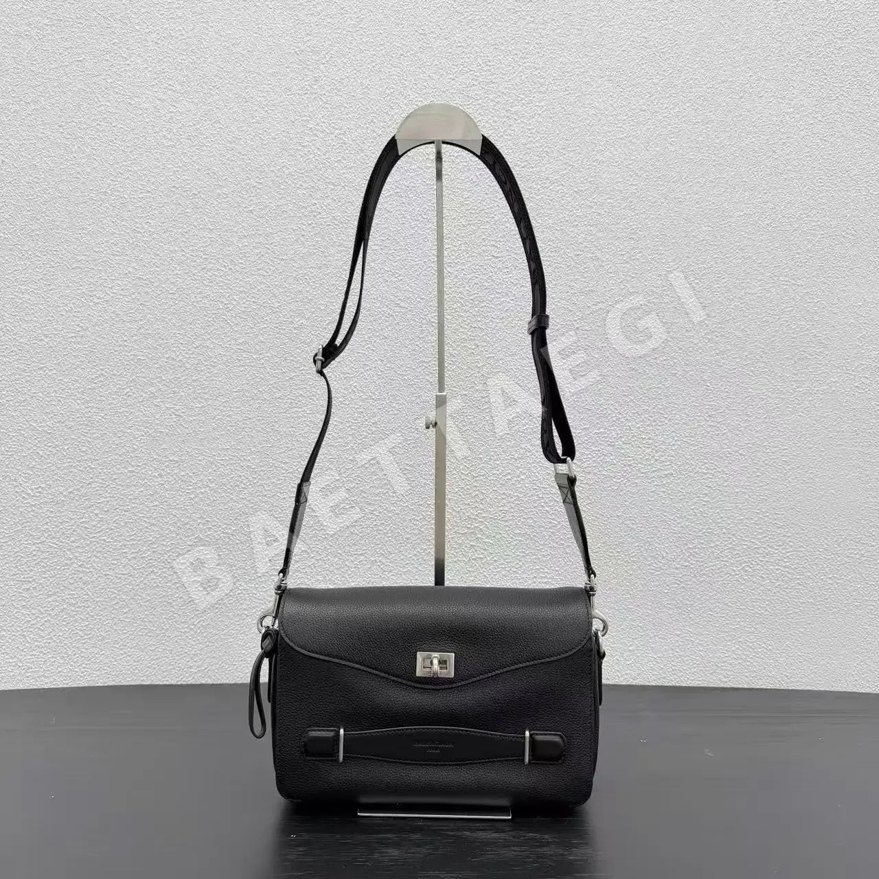 발렌시아가 BOOM Le 7 큐브 메신저 가방 92611