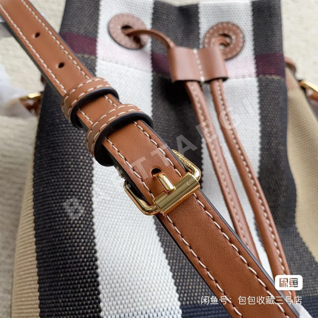 버버리 체크 소가죽 버킷백 상세 이미지 9