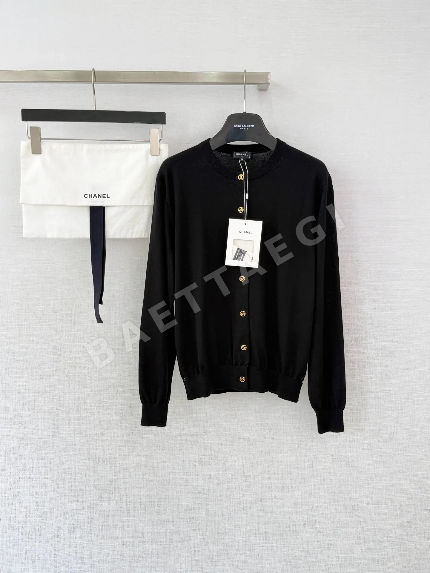 샤넬 26B 캐멀 크루넥 골드 버튼 가디건 154934