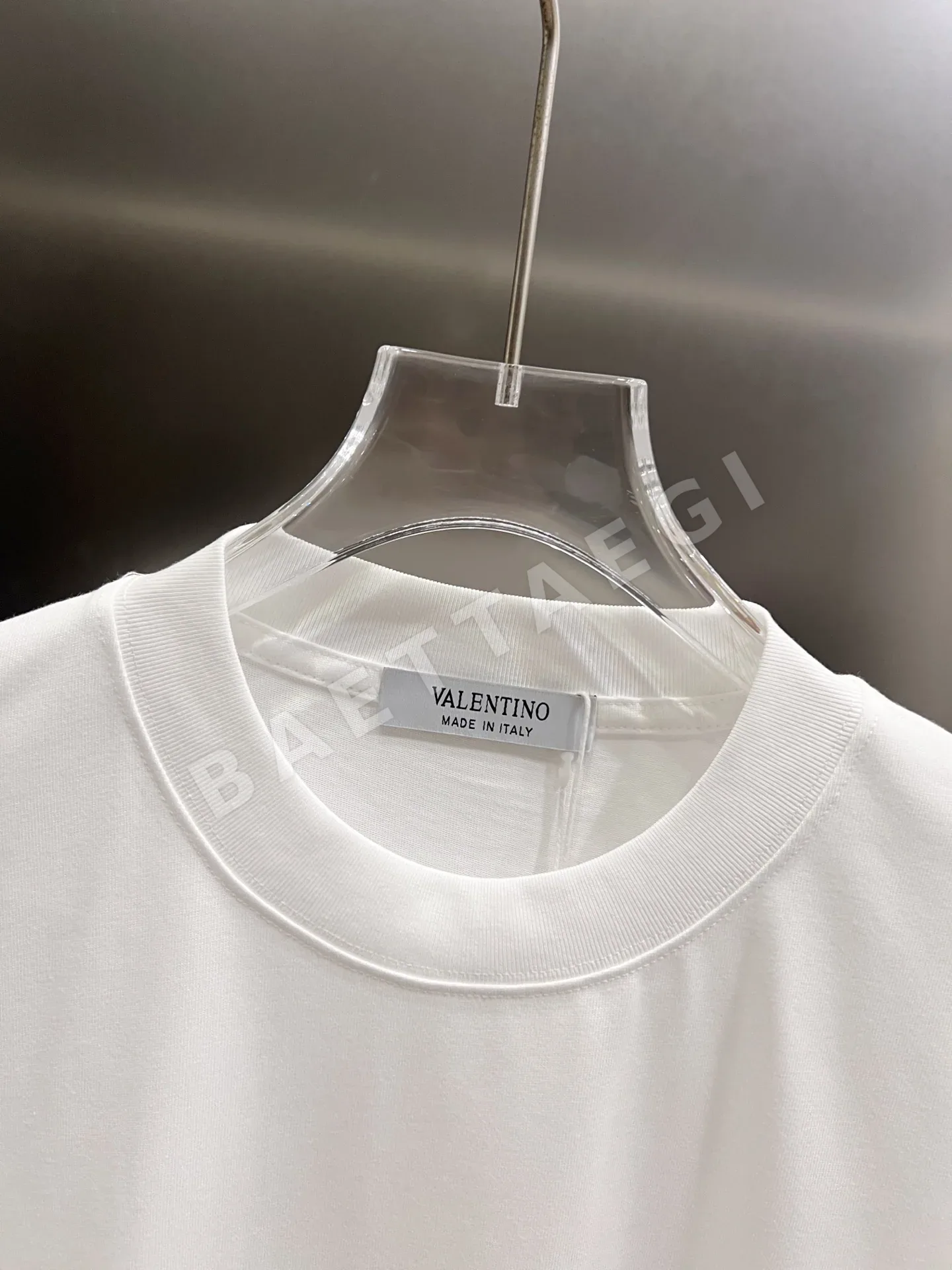 발렌티노 3D 로고 여성 반팔 티셔츠 상세 이미지 3