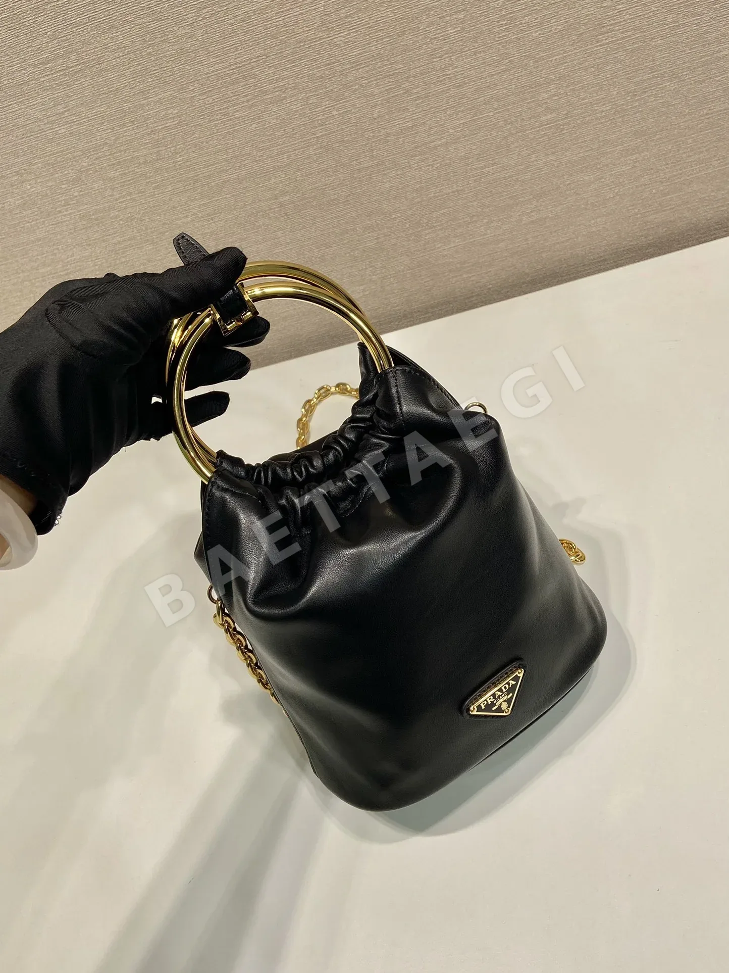 프라다 램스킨 버킷백 1BC227 상세 이미지 3