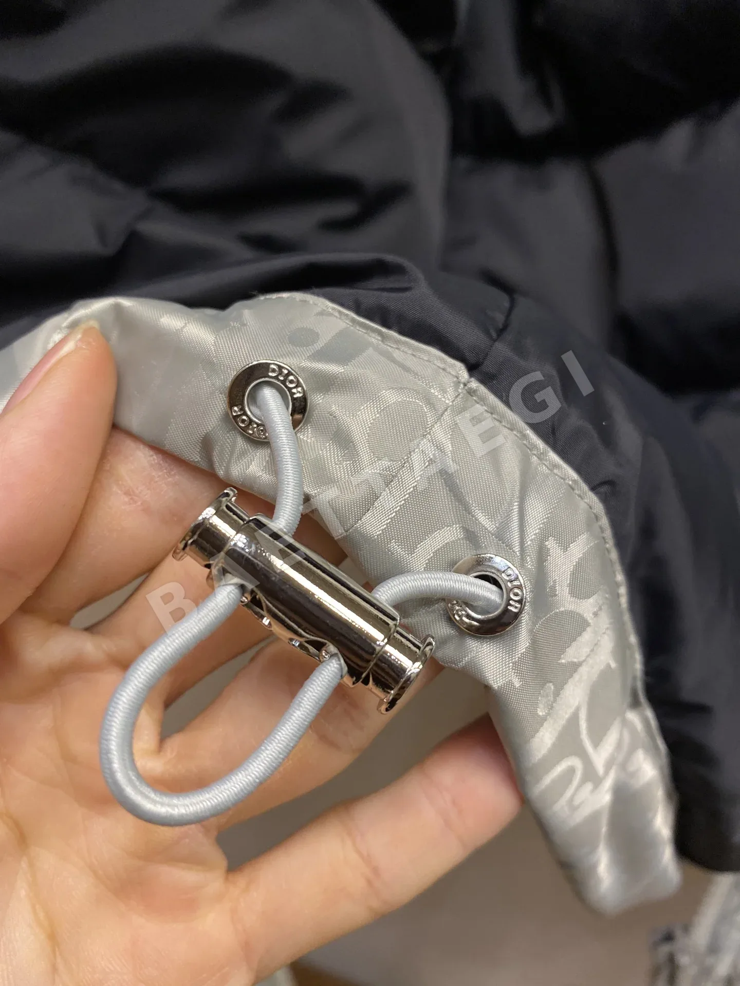 디올 모노그램 패턴 남성 다운 자켓 상세 이미지 6