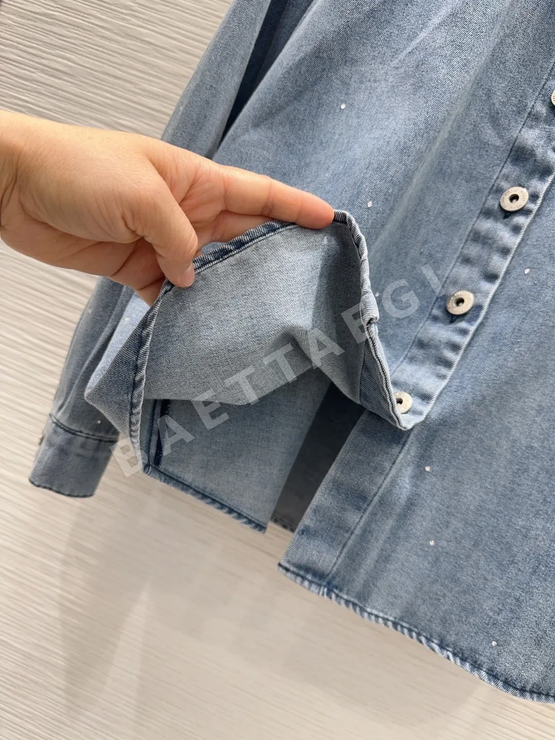 미우미우 라인스톤 하이컷 데님 셔츠 여성용 상세 이미지 8