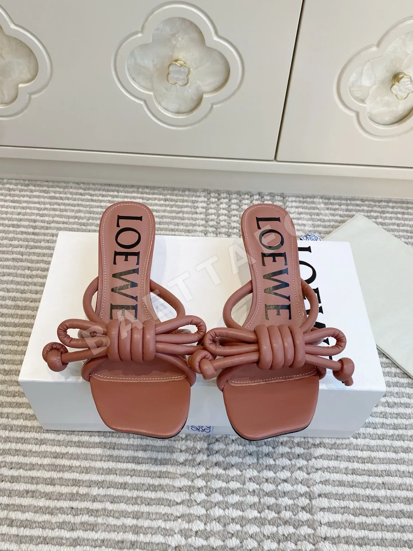 로에베 보우타이 키튼힐 샌들 42191