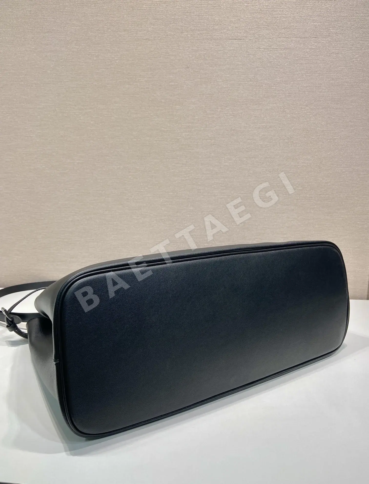 프라다 카프스킨 남성 핸드백 1BG126 상세 이미지 6