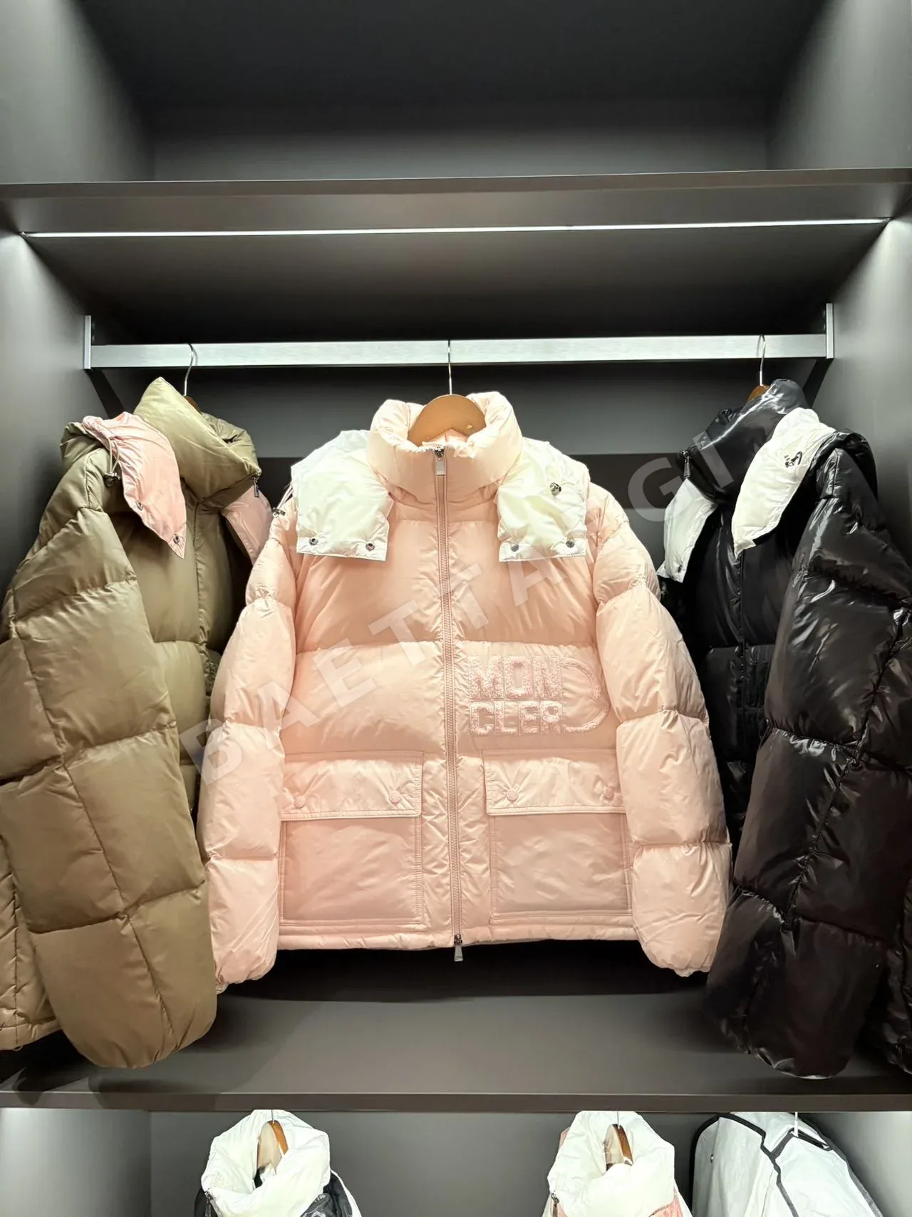 몽클레르 아베(Moncler Abbaye) 다운 재킷 상세 이미지 4
