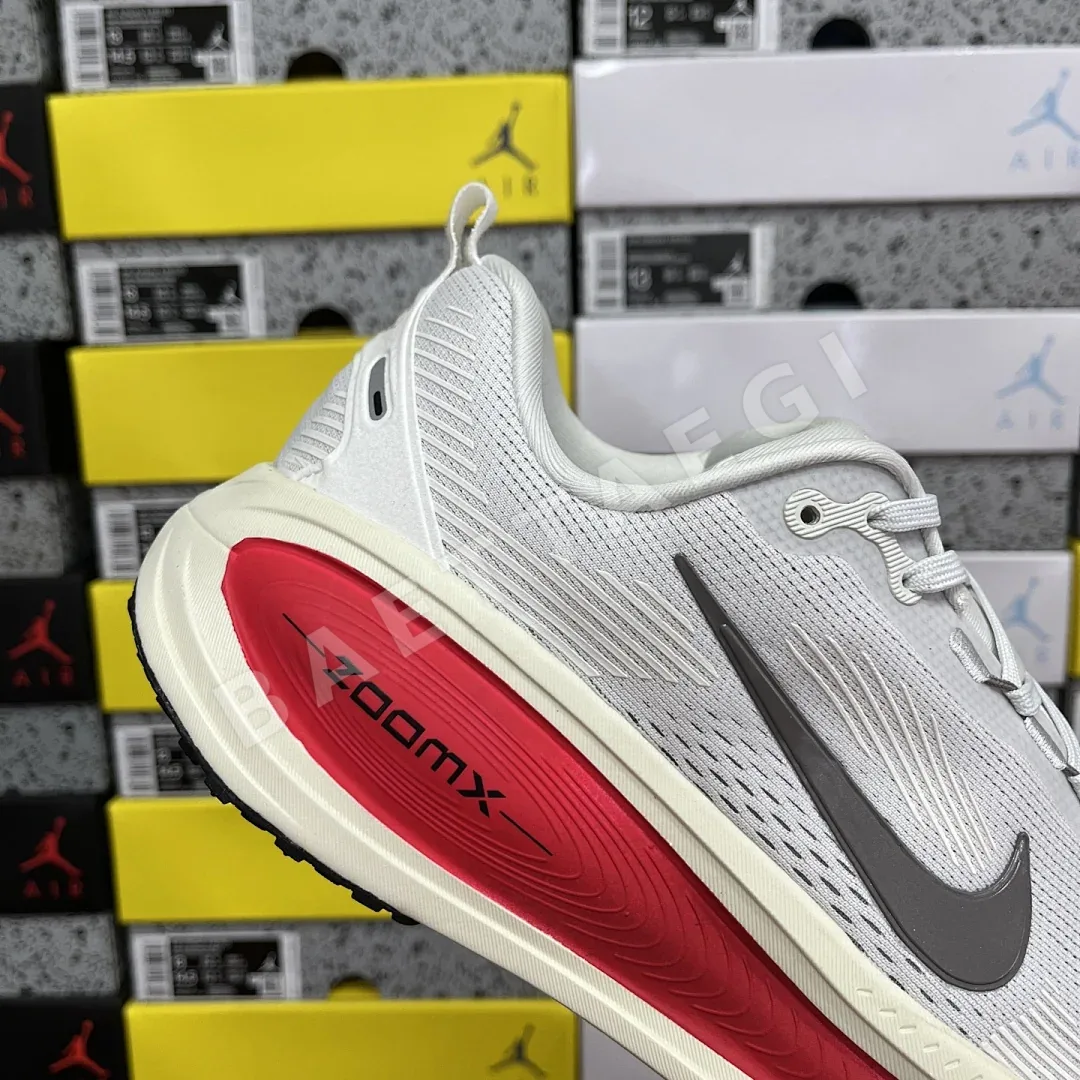 나이키 줌 보메로 18 HM6803-001 201094 Nike Zoom Vomero 18 상세 이미지 8