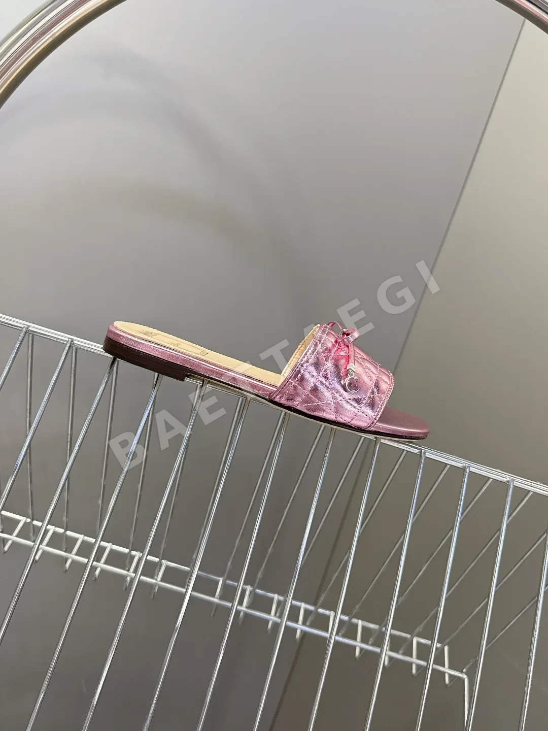 디올 퀼팅 리본 플랫 샌들 상세 이미지 5