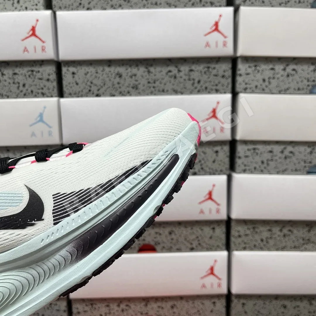 나이키 [XY] 보메로 18 IM6676-104 201156 Nike Vomero 18 White Glacier Blue Hyper Pink 상세 이미지 9