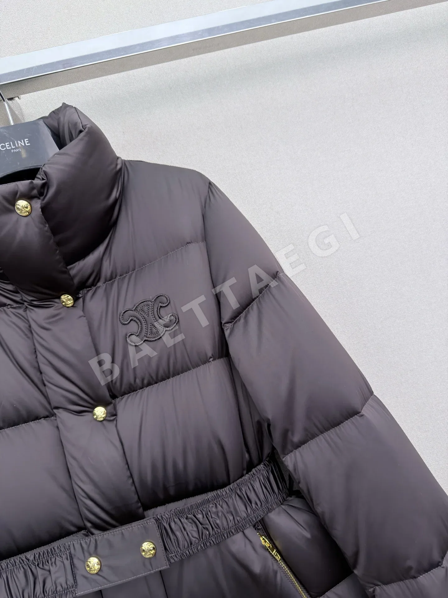 셀린느 스탠드 카라 구스다운 여성 패딩 벨트 자수 상세 이미지 6