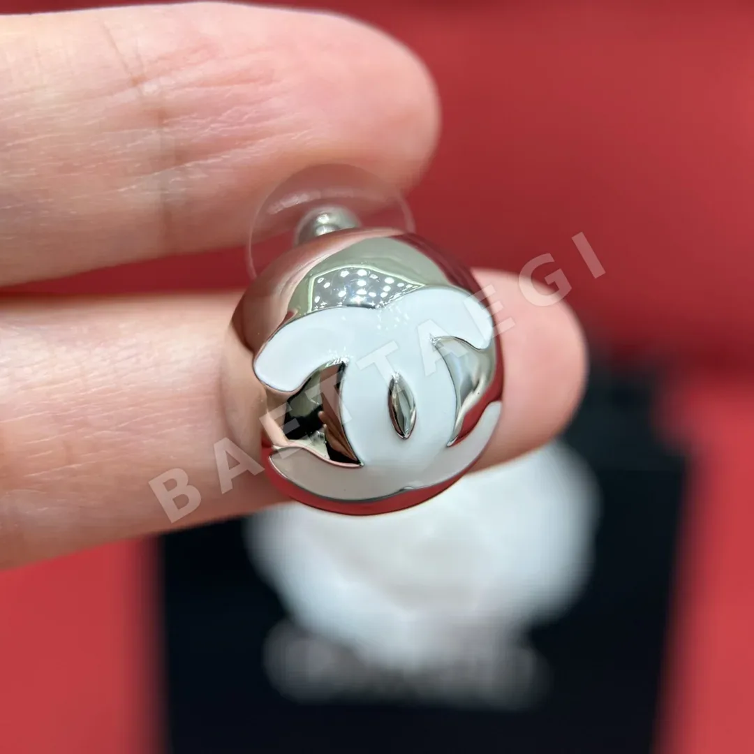 샤넬 메탈 반구형 더블 C 로고 스터드 귀걸이 상세 이미지 6