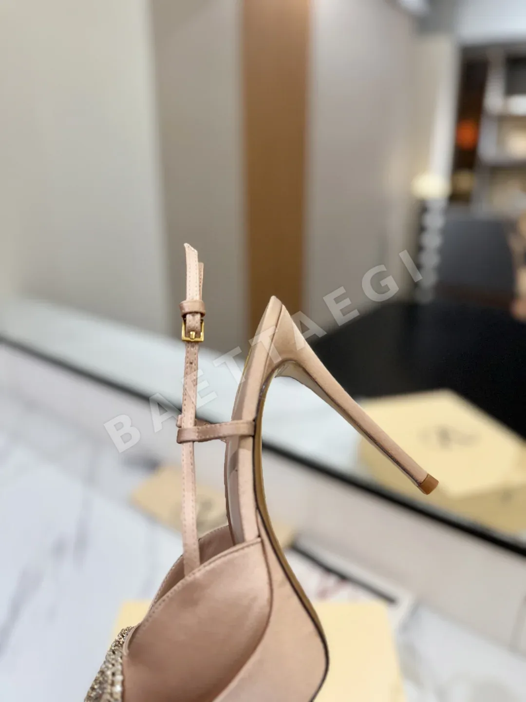 발렌티노 V 버클 뾰족코 하이힐 샌들 상세 이미지 8
