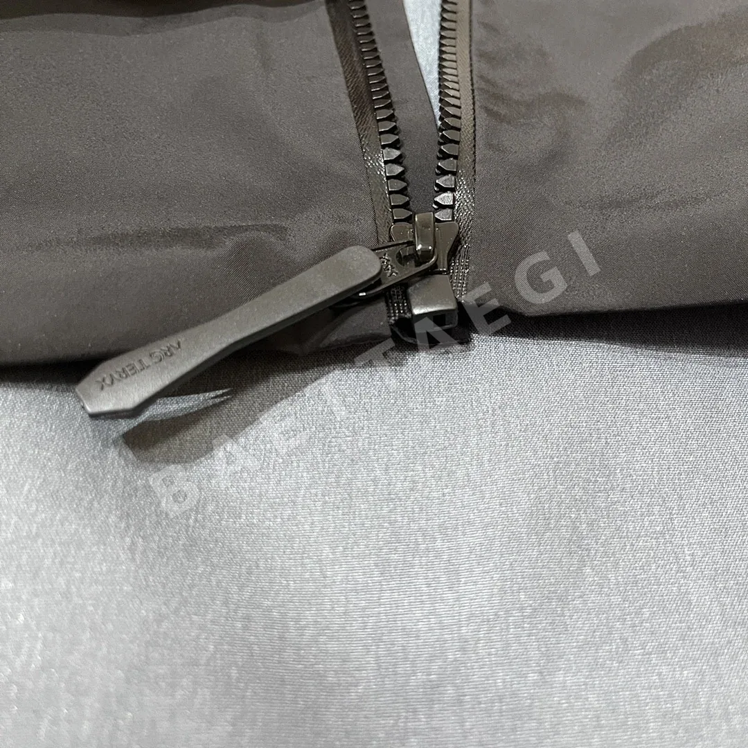 아크테릭스 [TZ] 알파 SV 자켓 6세대 블랙 골드 200130 Arc'teryx Alpha SV Jacket 6 24K Black 상세 이미지 5