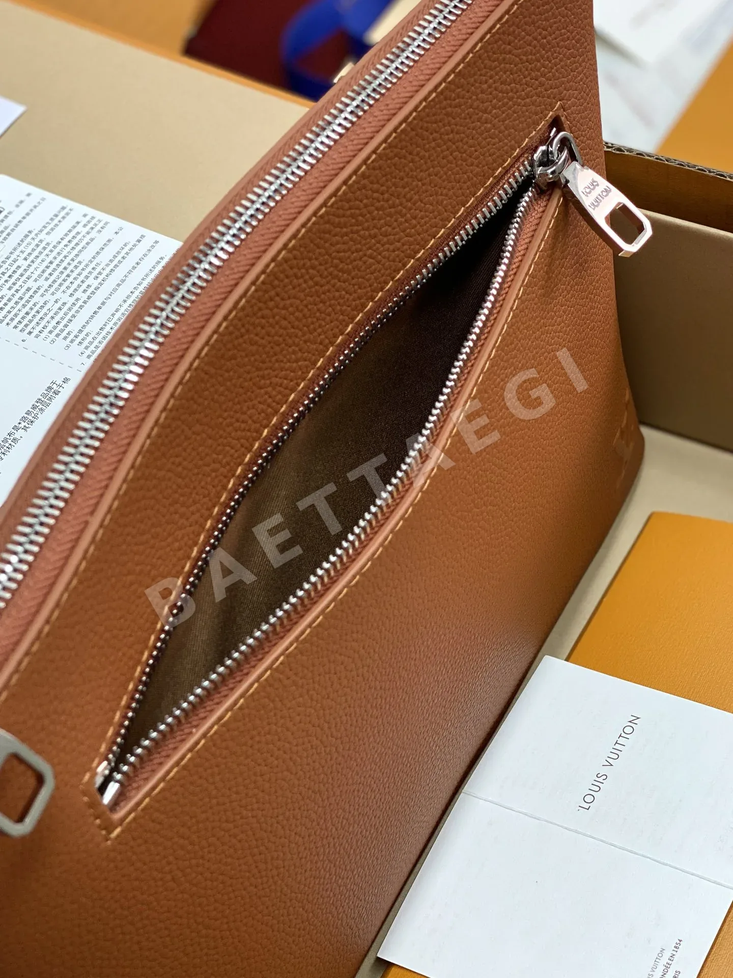 루이비통 엠보싱 로고 탄칩 테이크오프 클러치 M25955 가방 상세 이미지 5