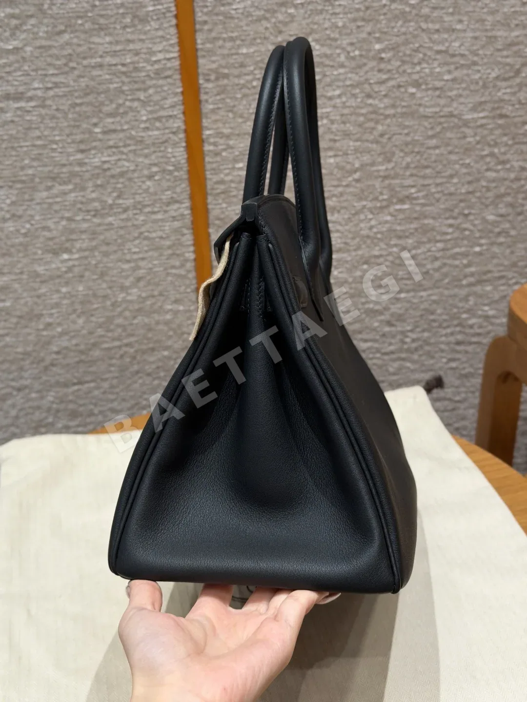 에르메스 버킨 30 블랙 소가죽 가방 상세 이미지 4