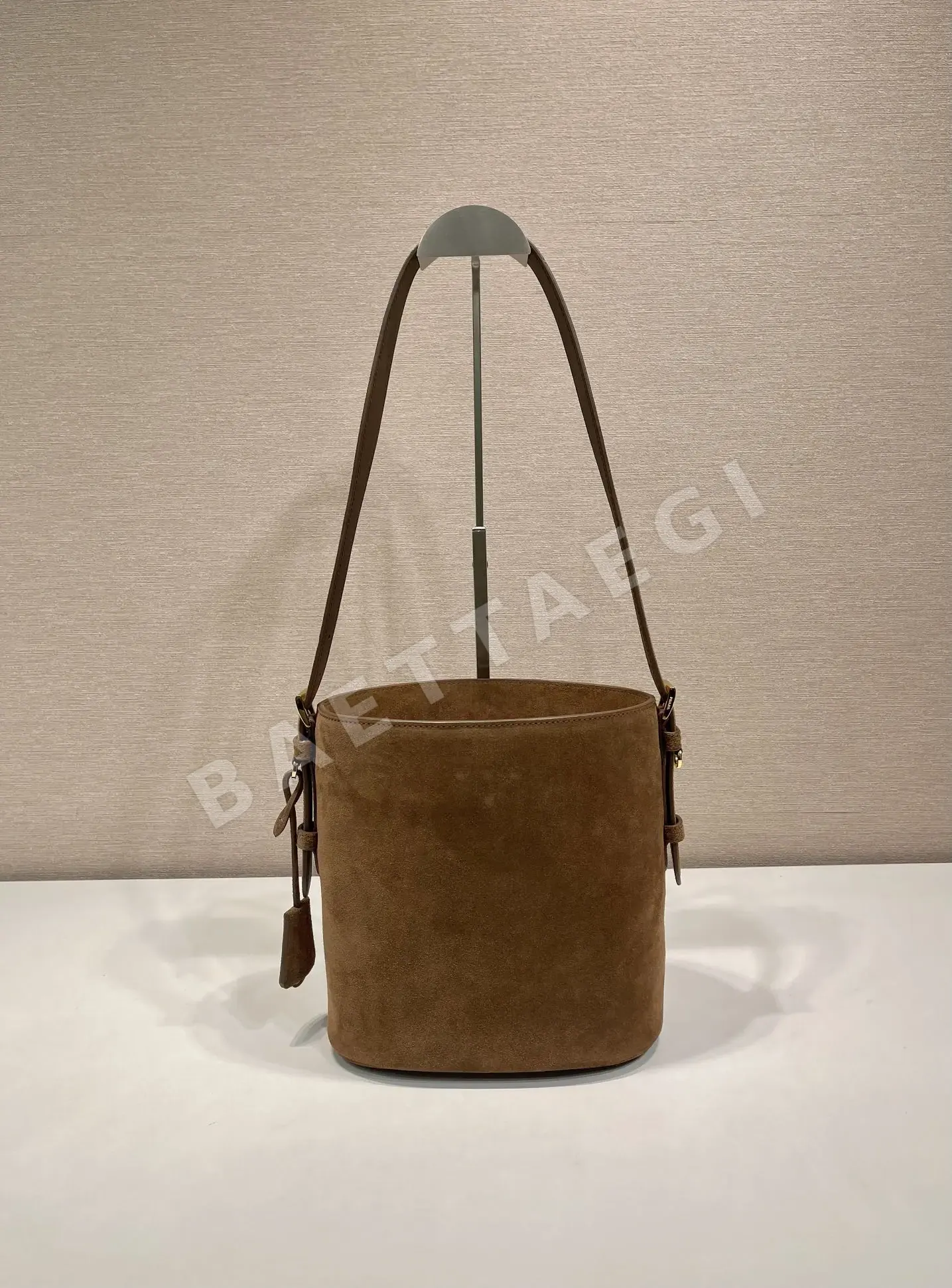 프라다 스웨이드 라지 버킷백 1BE078 상세 이미지 4