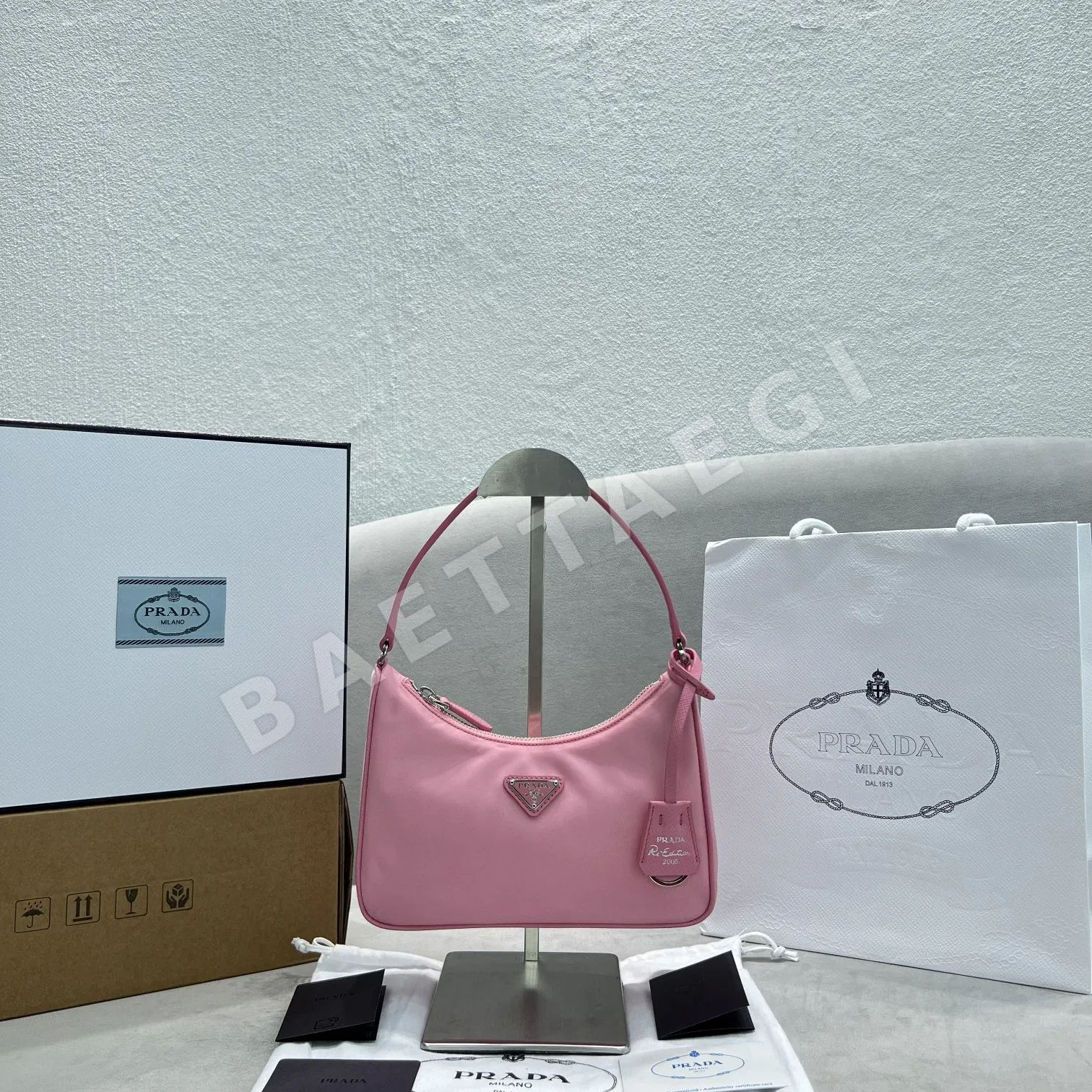 프라다 핑크 나일론 호보백 136576