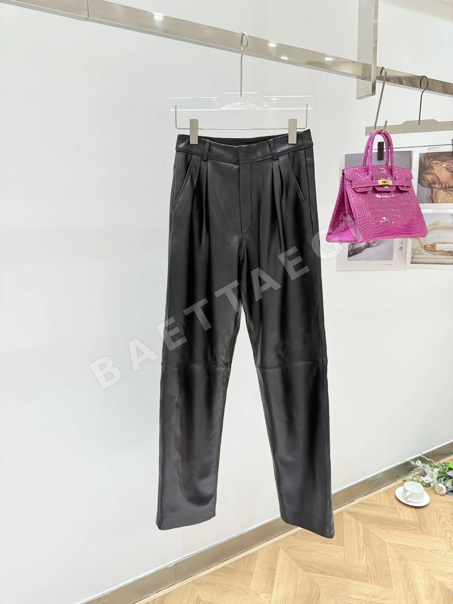 보테가베네타 램스킨 와이드 테이퍼드 바지 206405
