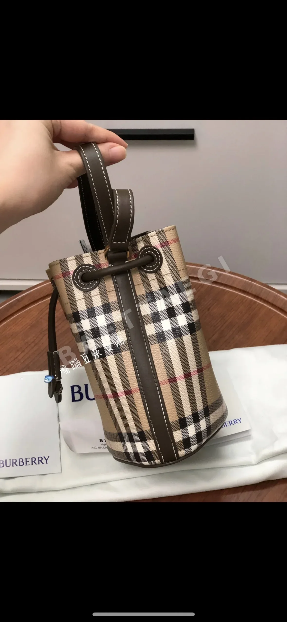 버버리 미니 버킷백 상세 이미지 4