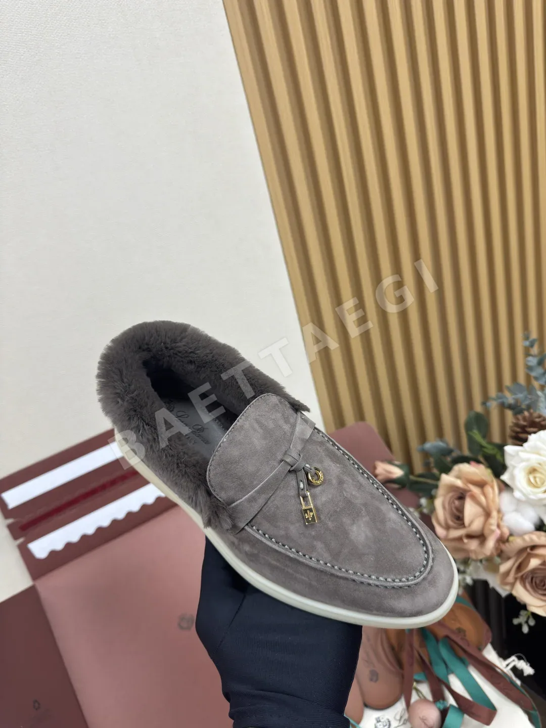 로로피아나 비버 퍼 로우컷 남성 신발 상세 이미지 9