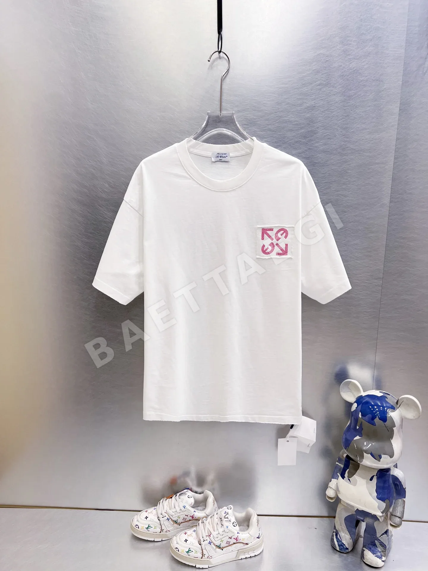 오프화이트 남성 반팔 상세 이미지 3