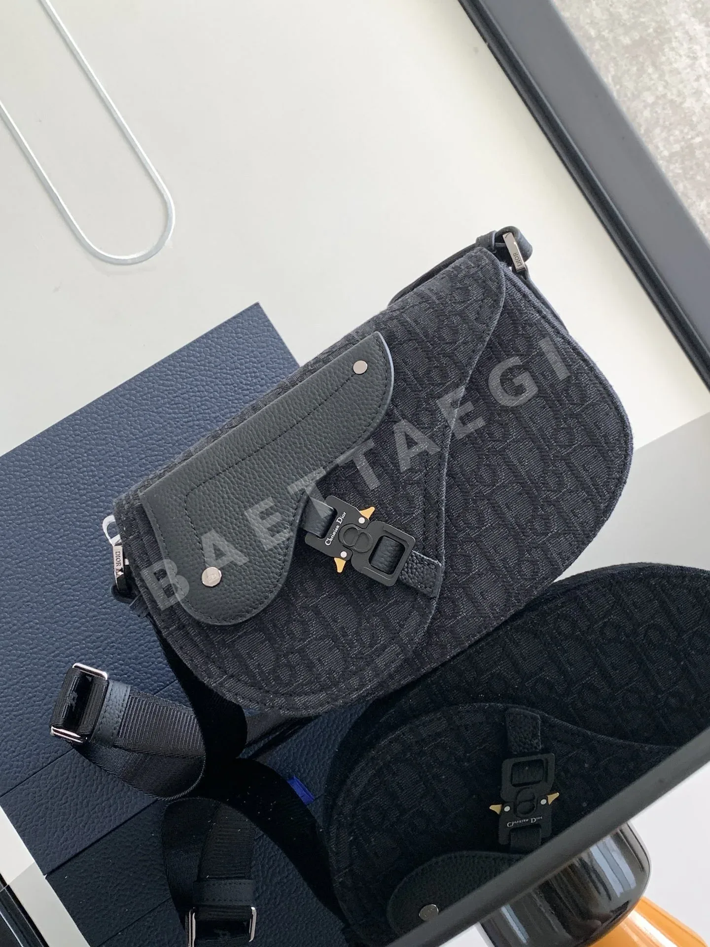 디올 새들 버클 나일론 크로스백 195726