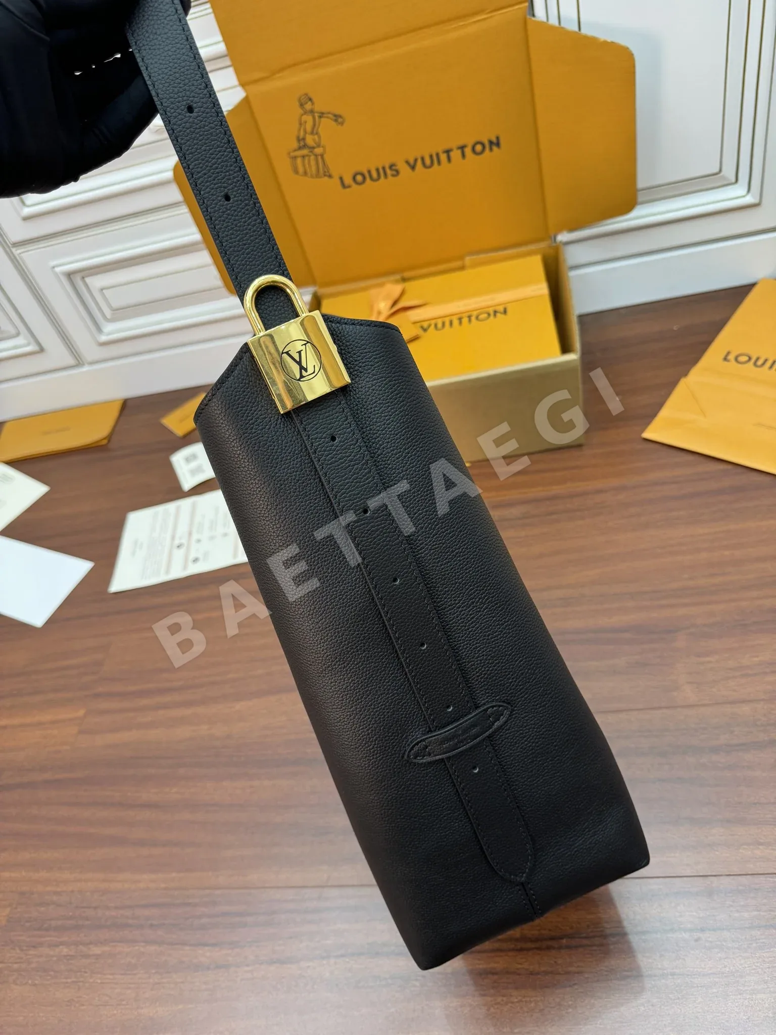 루이비통 M24856 가방 상세 이미지 3