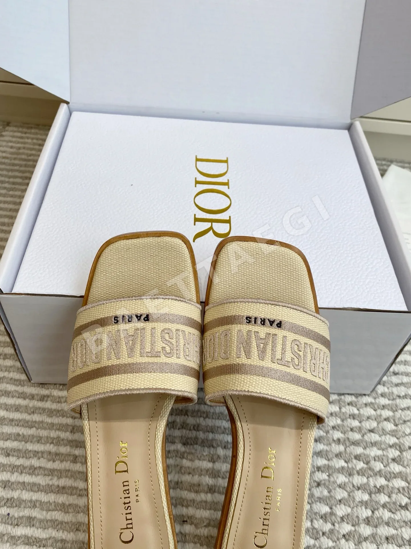 디올 드웨이 3D 자수 뮬 상세 이미지 6