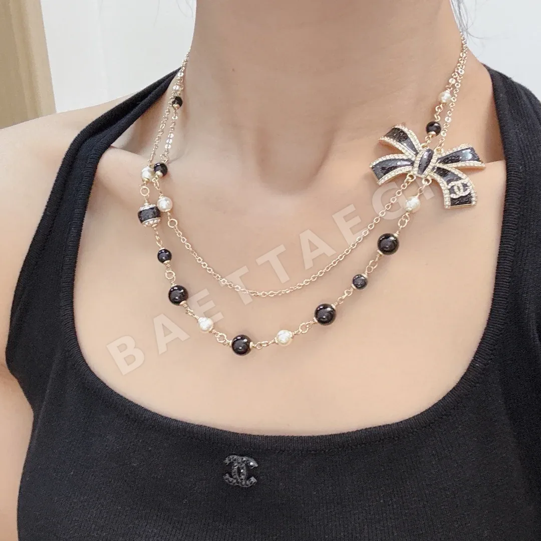 샤넬 메티에 다르 수련 엠보싱 하트 목걸이 153793