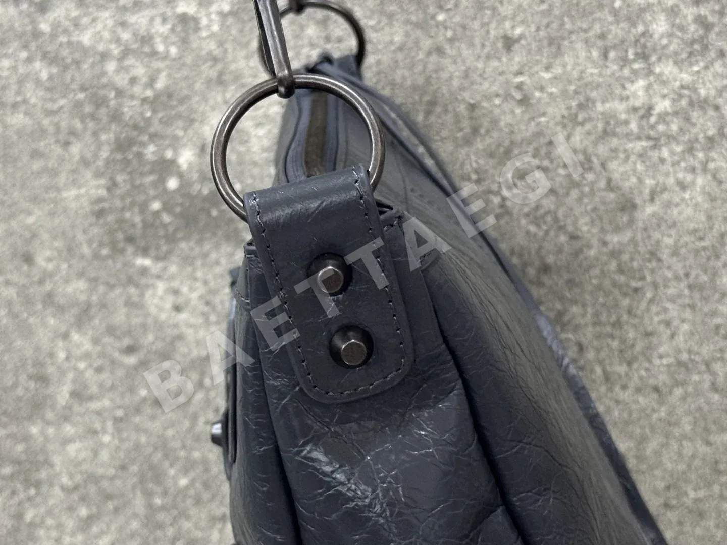 발렌시아가 시티 모토크로스 바디백 상세 이미지 9