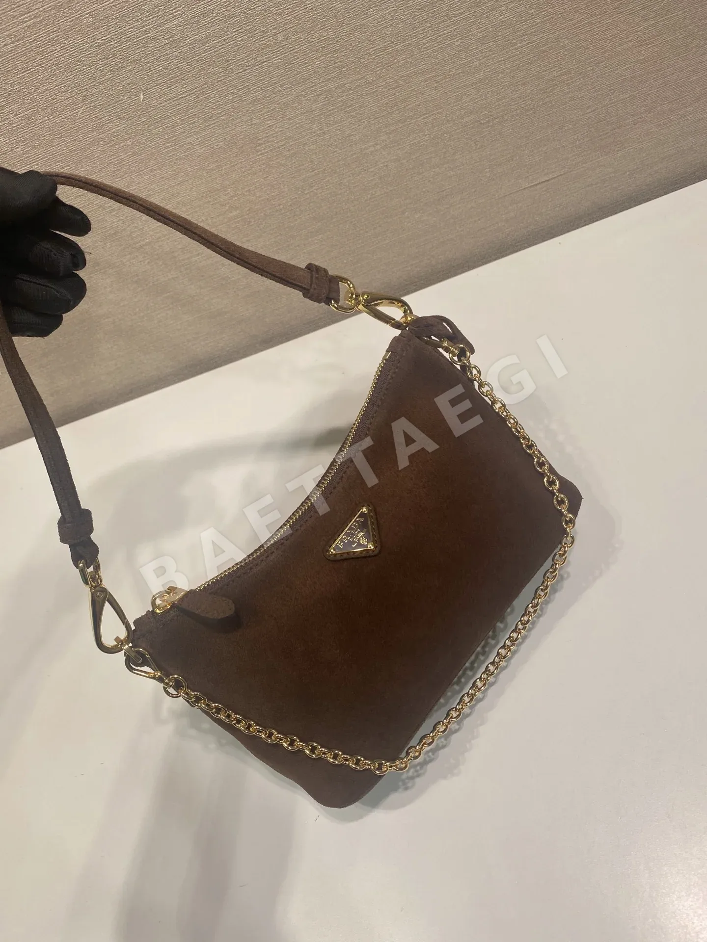 프라다 스웨이드 언더암 가방 상세 이미지 3