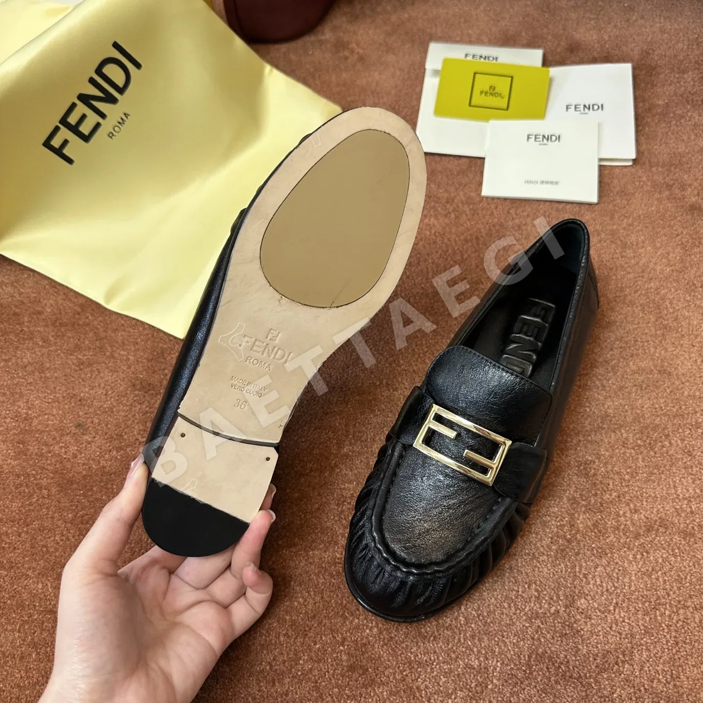펜디 FF 버클 플리츠 가죽 로퍼 상세 이미지 8